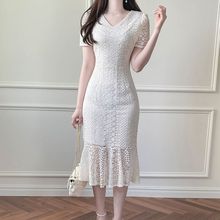 白色蕾丝连衣裙夏季薄款中长款2024新款修身v领气质鱼尾包臀裙子