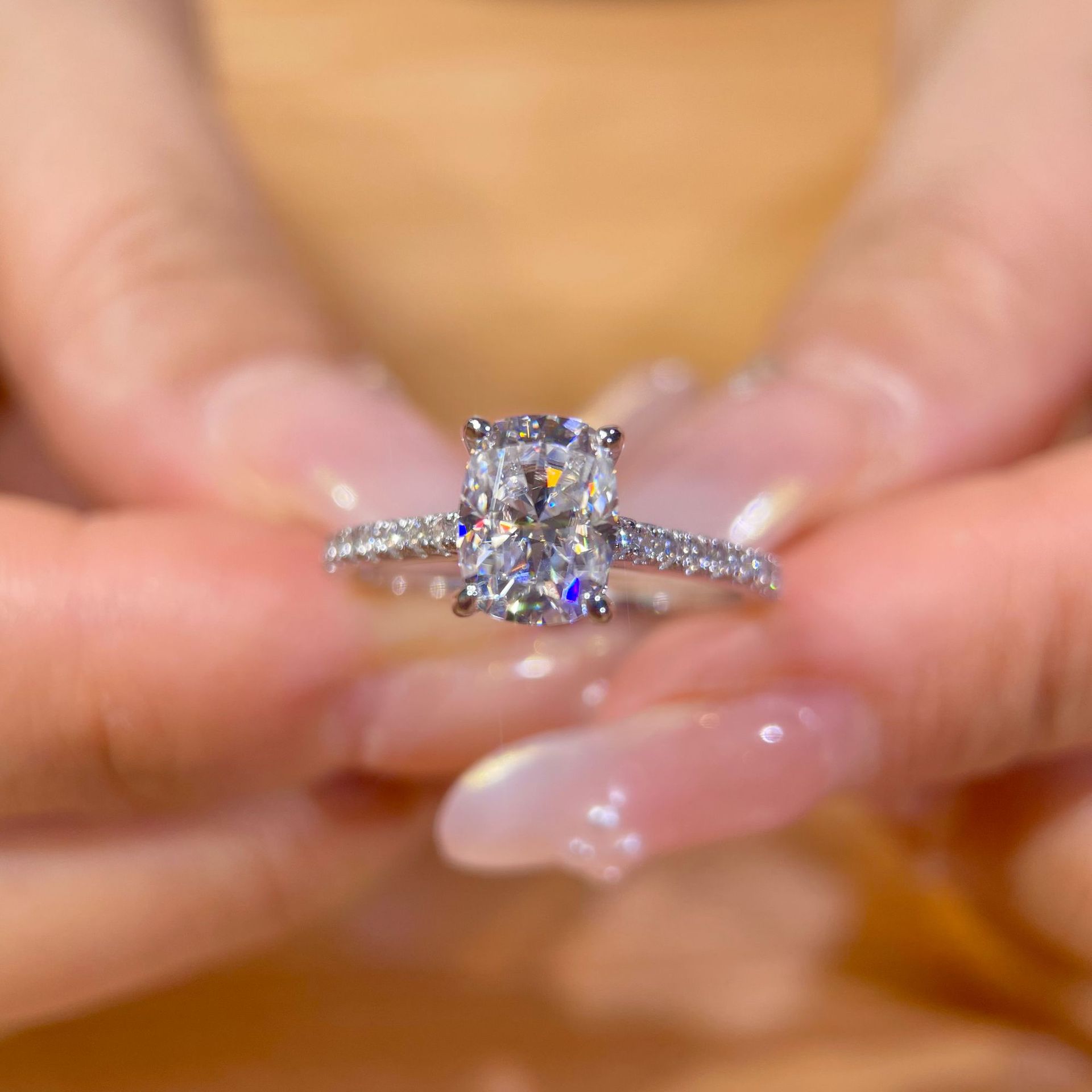 5克拉莫桑石椭圆求婚戒指女轻奢大气豪华通勤钻-阿里巴巴