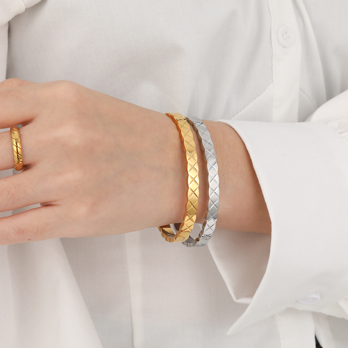欧美跨境热销小众简约轻奢菱格纹交叉叠戴钛钢手镯时尚个性手环