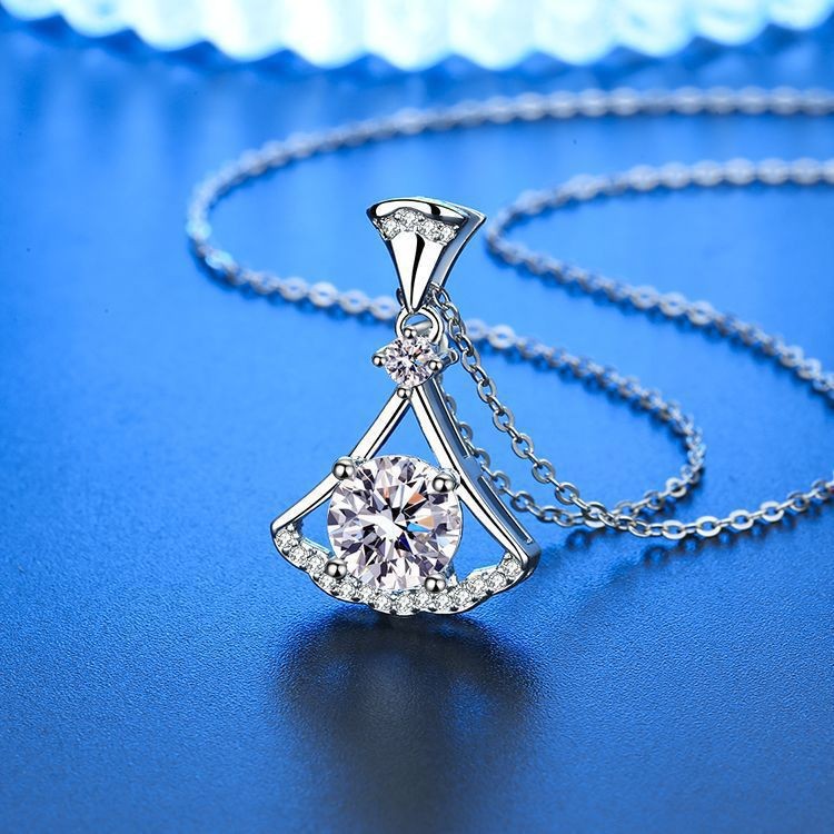 2 Karat Imitation Moissanite Necklace Female Plated Pt950 Platinum Clavicle Chain Eight Hearts and Eight Arrows Zircon Pendant Ornaments