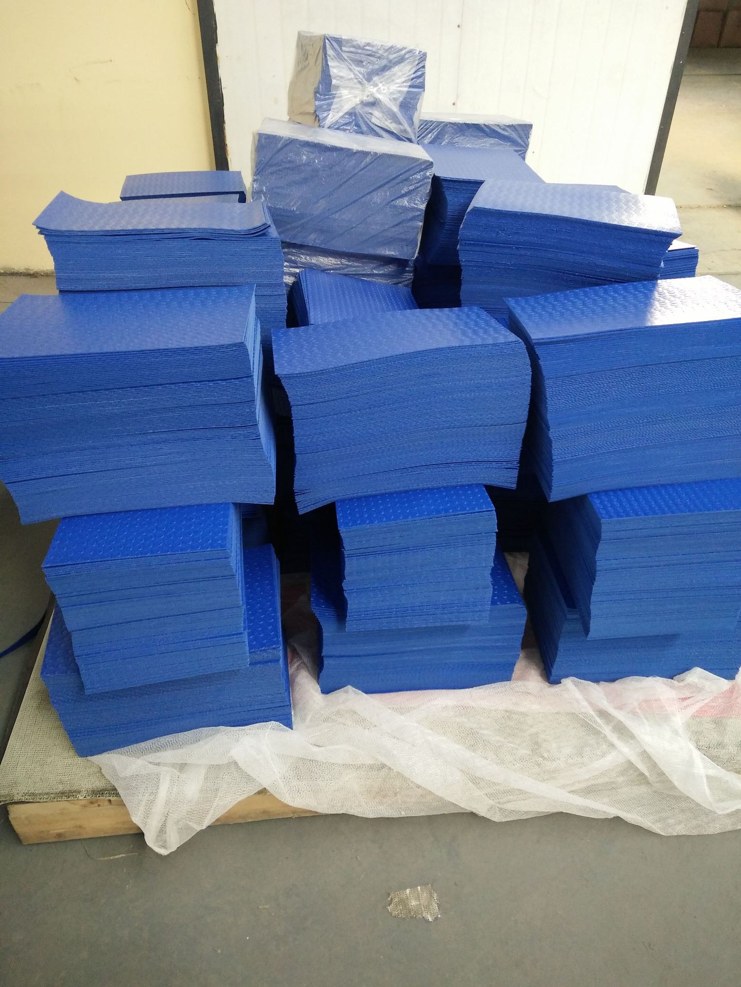 厂家供应pvc发泡防滑垫工具箱塑料托盘防滑止滑垫平板布工具垫