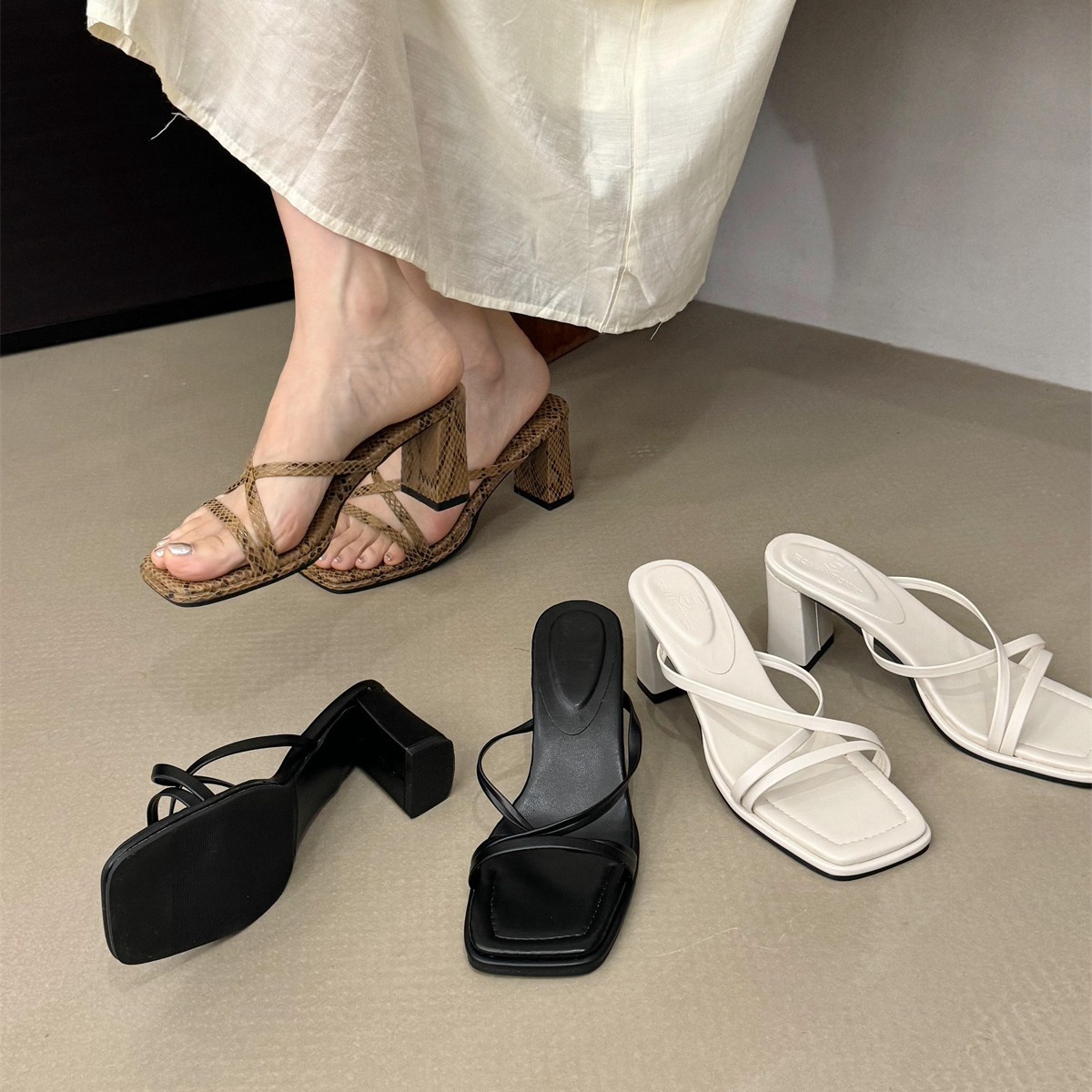 2024新款时尚罗马夏方头一字带粗高跟蛇纹百搭沙滩度假半拖凉女鞋