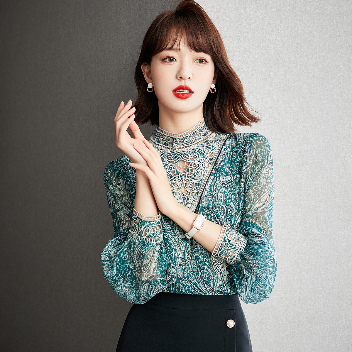 2022早春新款洋气立领蕾丝小衫设计感绣花雪纺衬衫女镂空长袖上衣