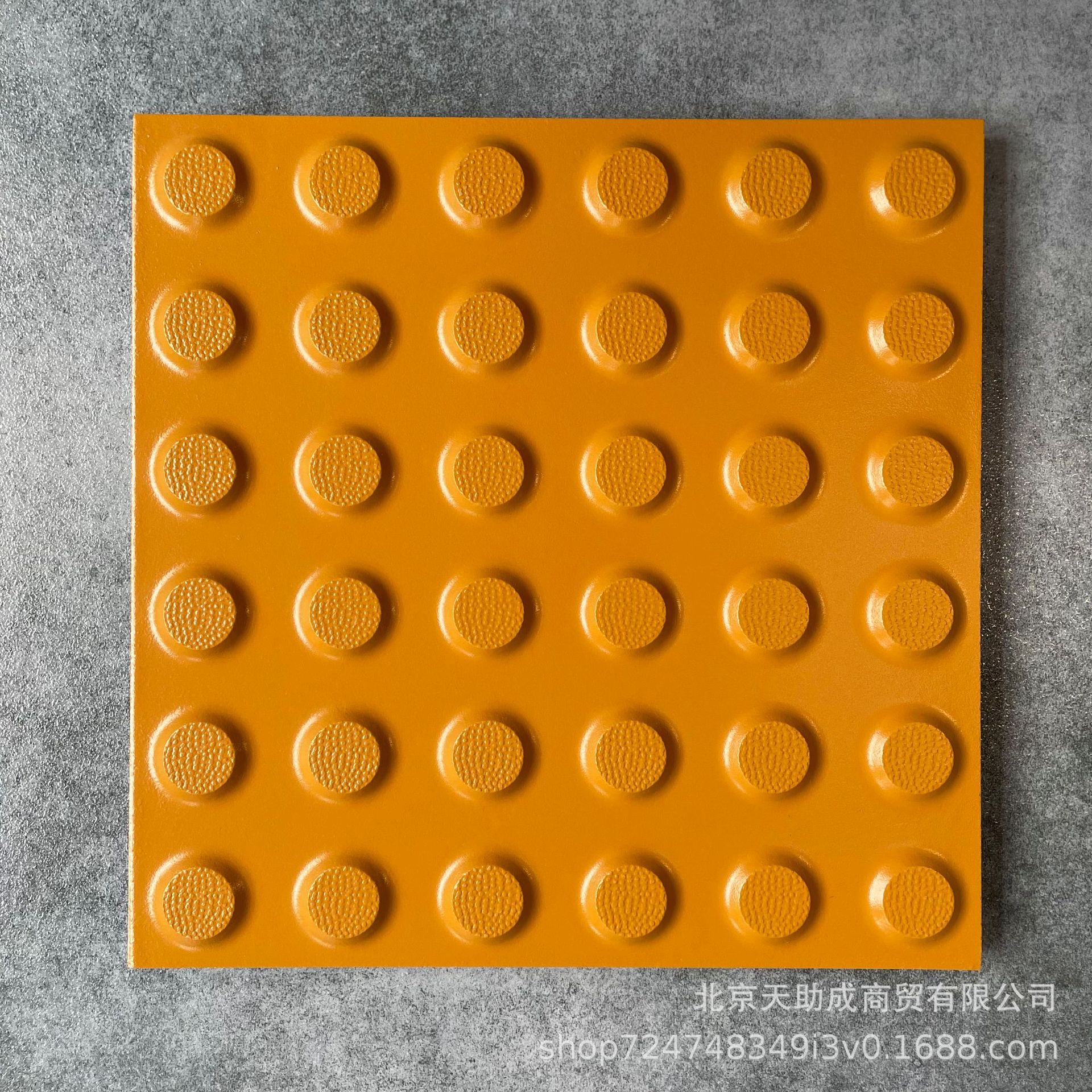 厂家直销300*300全瓷通体防滑盲道砖 高铁地铁站专用行进砖止步砖