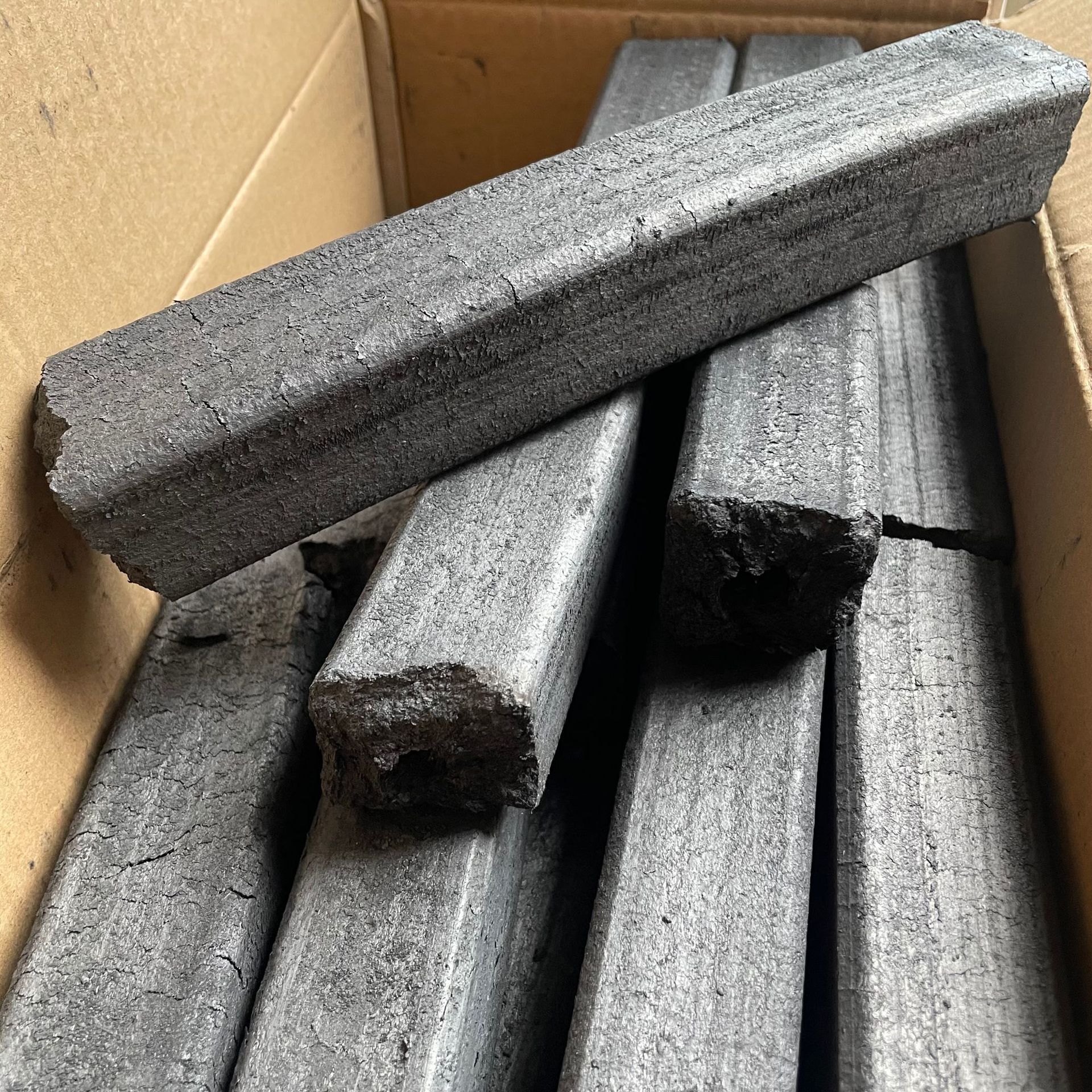 淄博高温机制炭烧烤碳厂家批发无烟纯竹粉竹炭烤肉烧烤木炭不起火