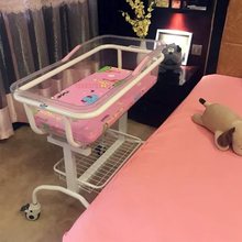 热卖医院婴儿床月子中心婴儿车透明防溢奶新生小床会所婴儿推车床