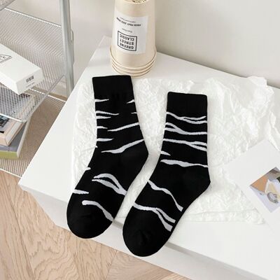 黑白条纹中筒袜子男女春秋ins潮网红款日系外穿高帮情侣长袜