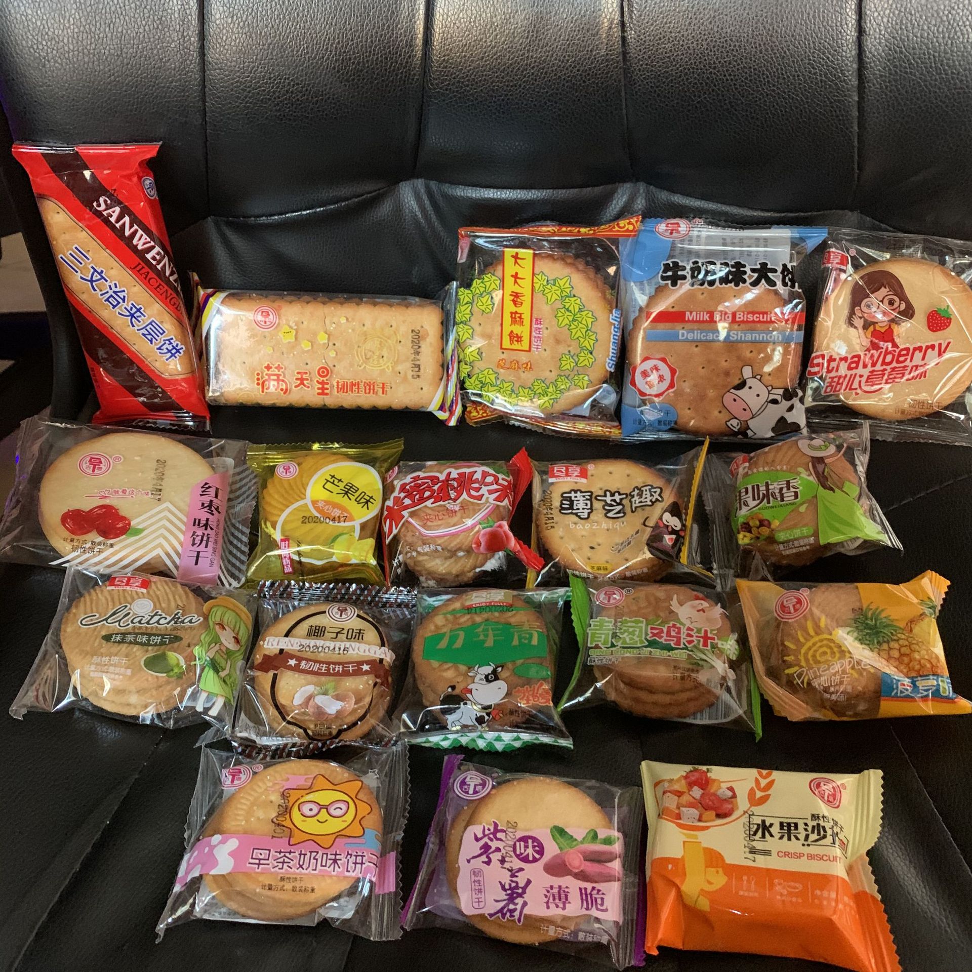 地摊饼干零食批发跑江湖零食散称休闲小零食批发一手货源厂家直发