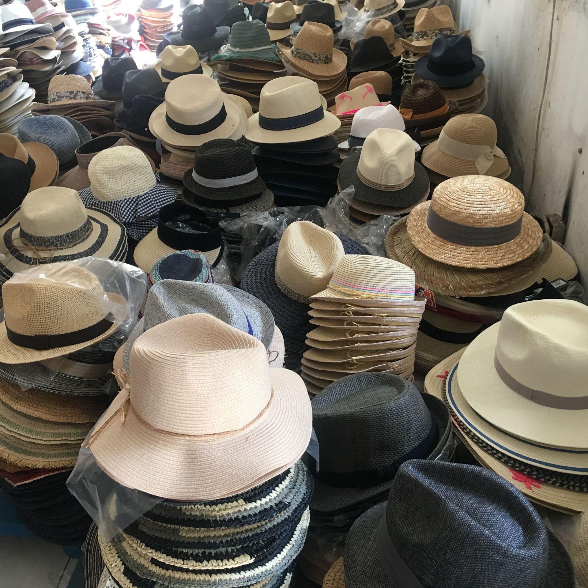 直播带货引流秒杀礼品赠品货源摆地摊专用杂款帽子库存遮阳帽草帽