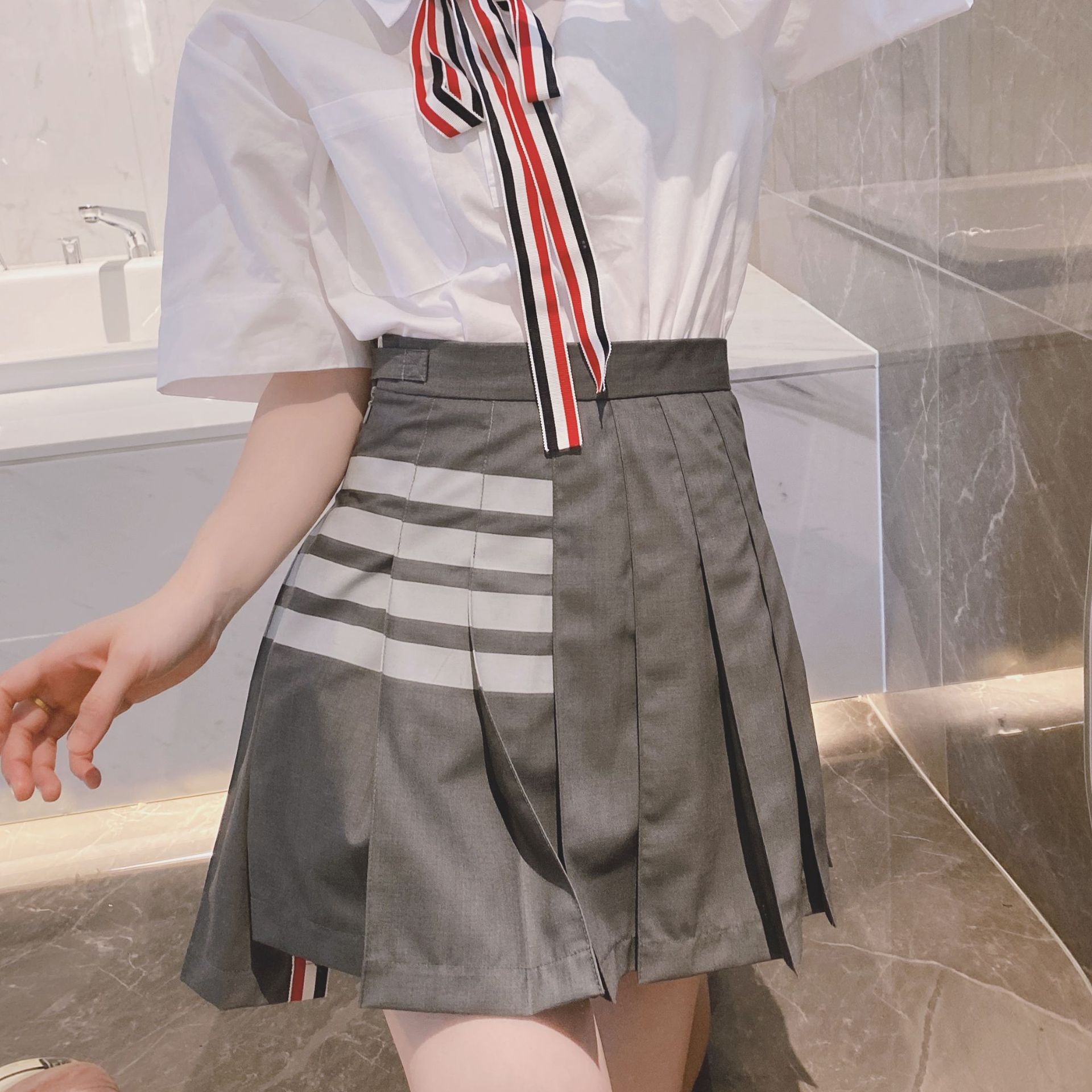 同款tb高腰百褶裙前短后长四条杠条纹短裙显瘦a字半身裙子-阿里巴巴