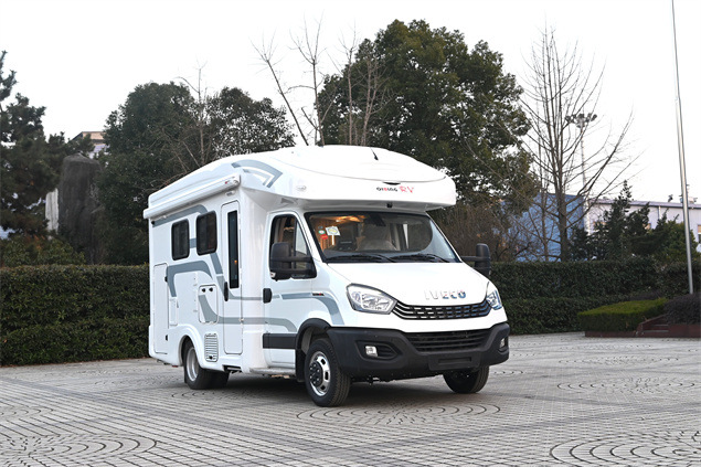 齐星浩运版-依维柯c型房车额头升顶(三拓展6座)