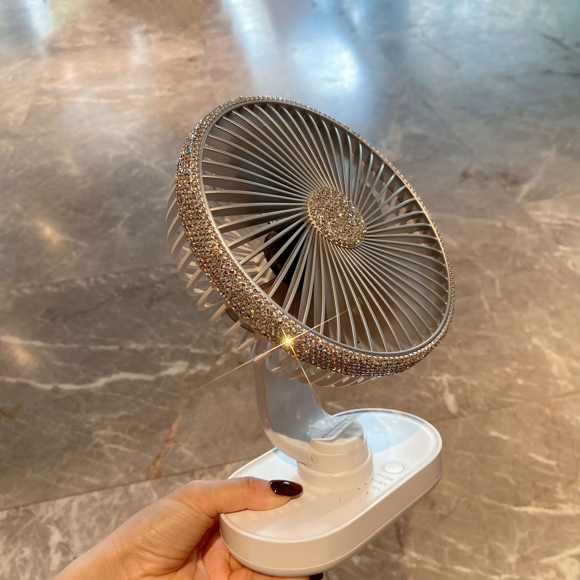 ins风镶钻摇头电风扇高颜值学生办公桌面台式风扇usb充电创意礼物