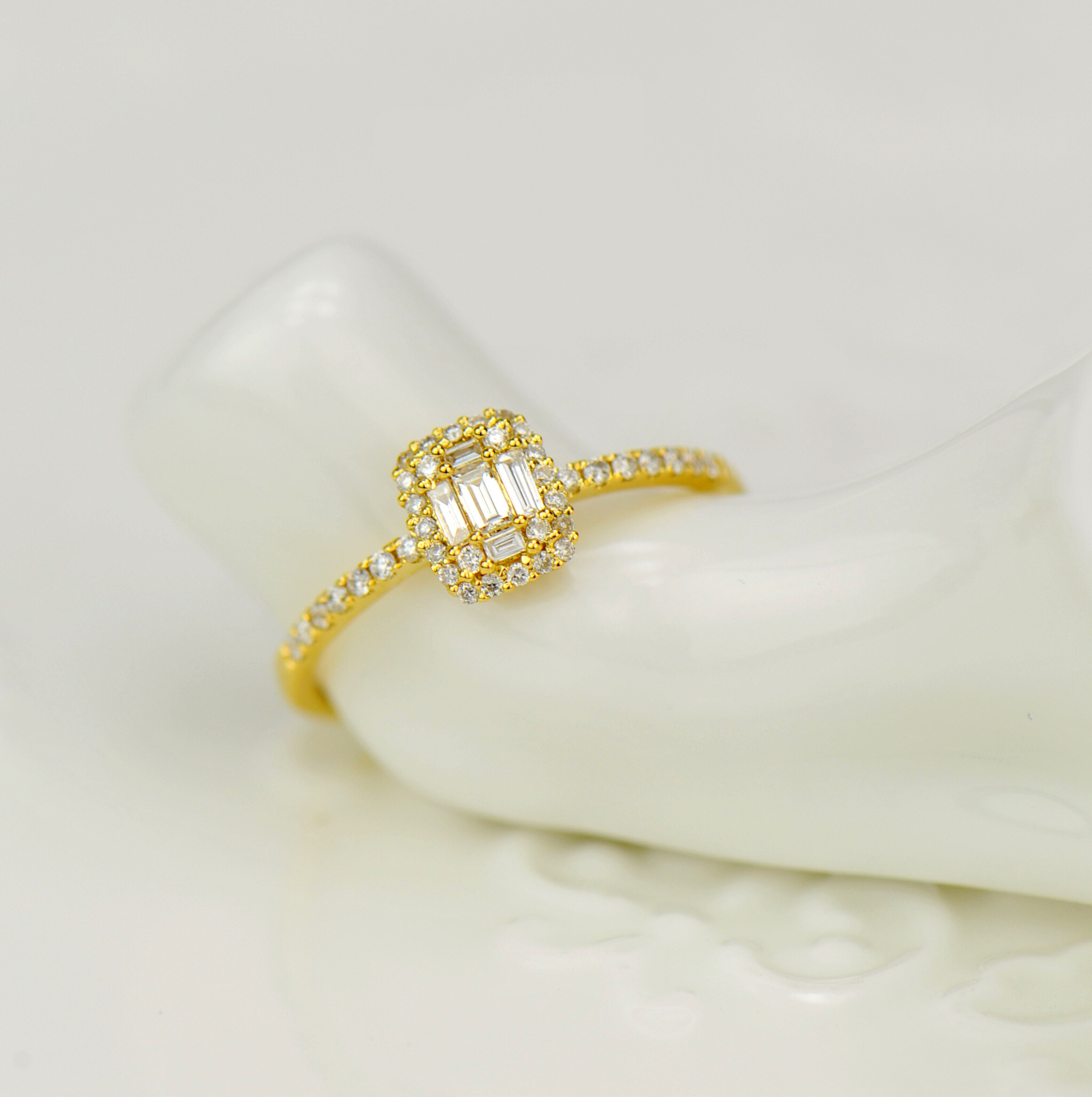 奢华小众设计18k彩金天然钻石戒指梯方t方钻石群镶女戒简约时尚