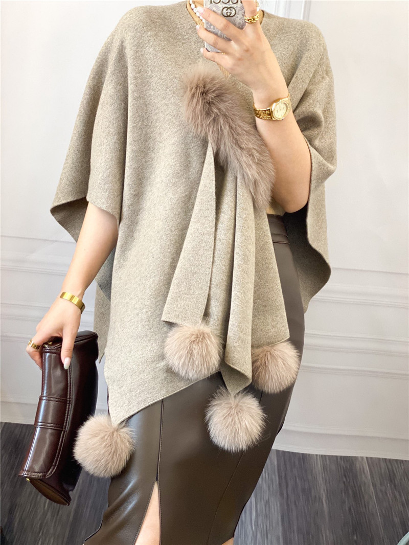 羊毛针织披肩斗篷秋冬女装新款百搭保暖拼接狐狸毛针织外套38-10