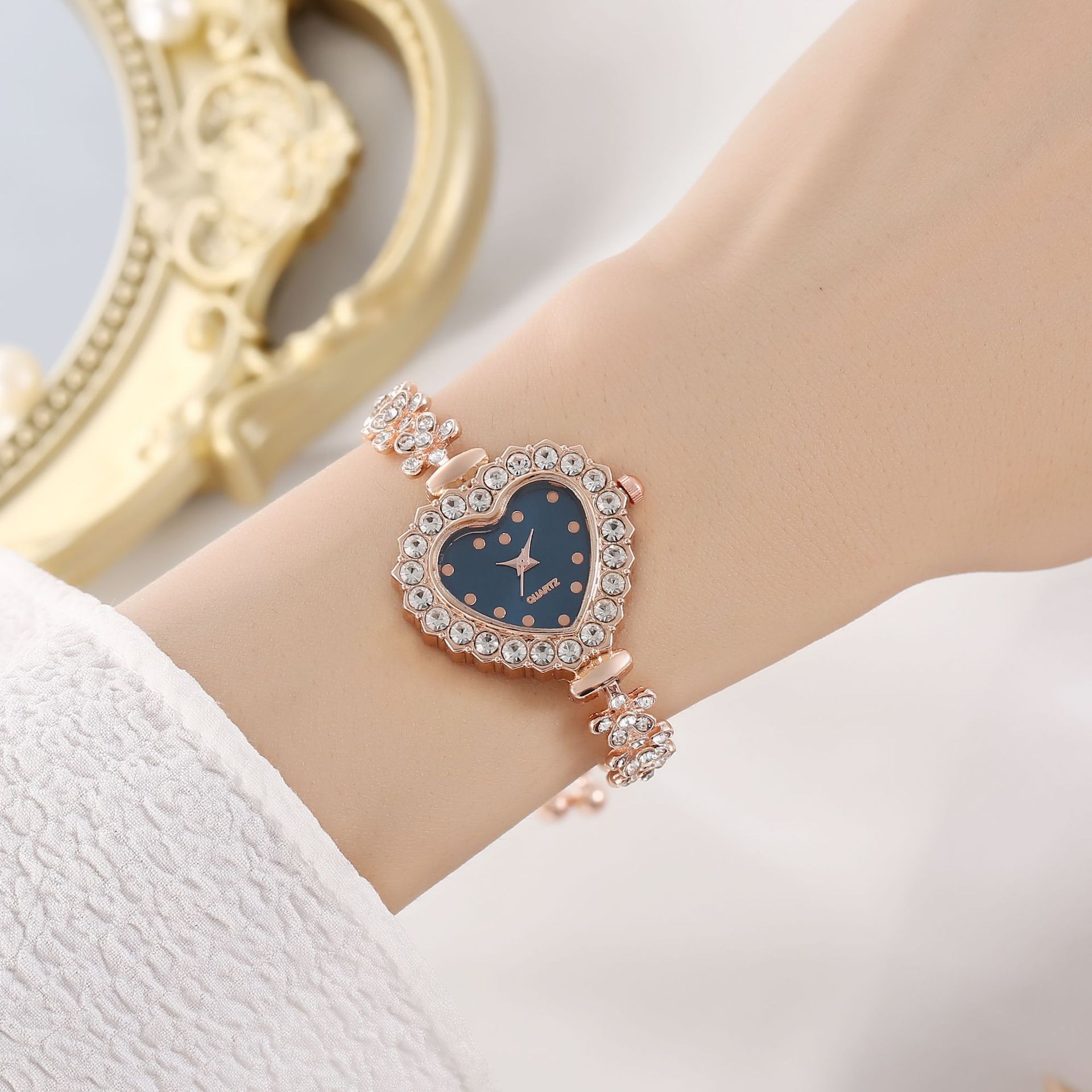 New Fashion Pattern Fine Strap Diamond Love Women's Watch Free Adjustment Bracelet Watch Women's Quartz Watch Wholesale