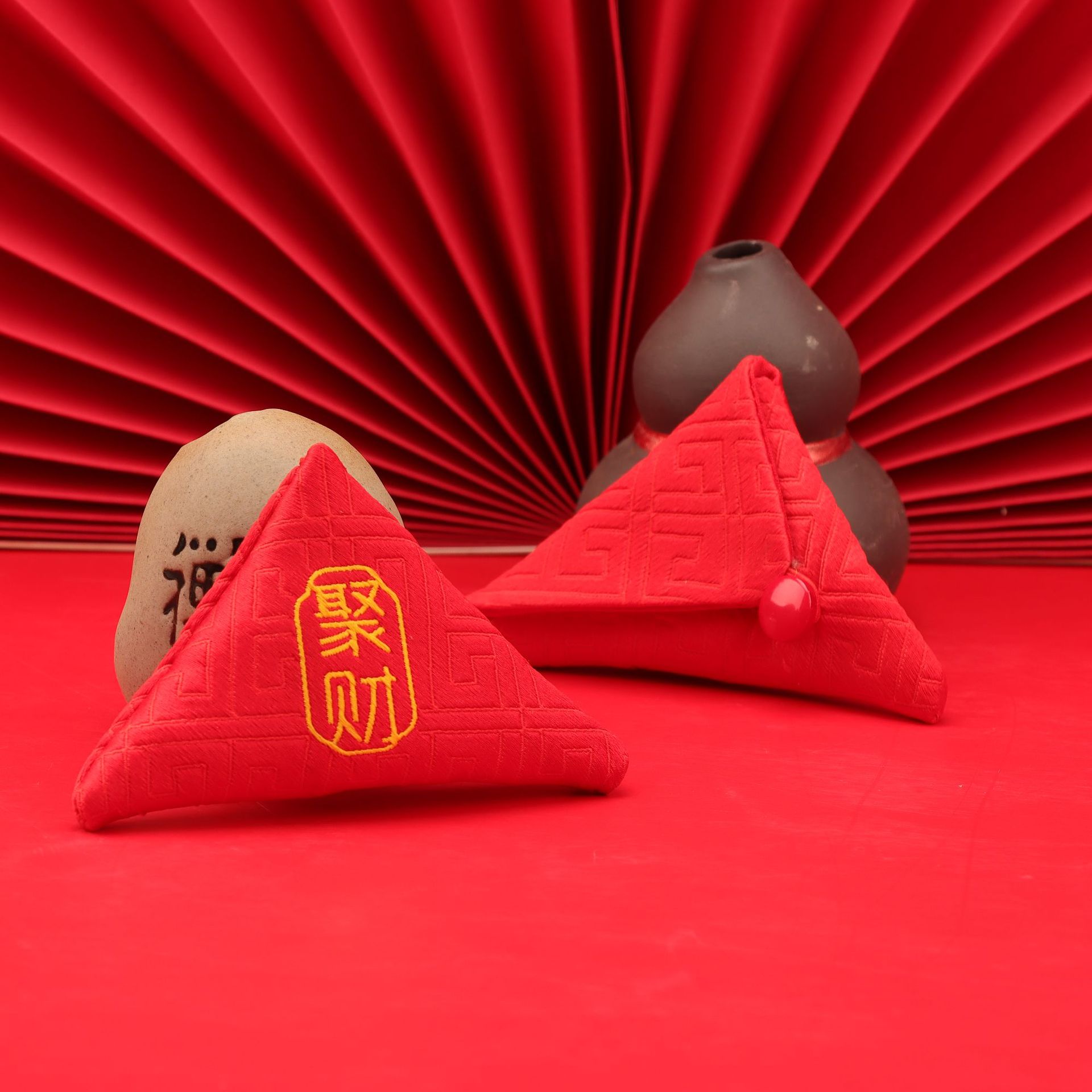 红色三角包祈福袋 刺绣 祈福 符袋 幼儿胎发护身符 香囊香包批发