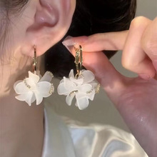 超仙白色花朵耳环耳圈 时尚个性小众设计感镶钻立体花花甜美耳饰