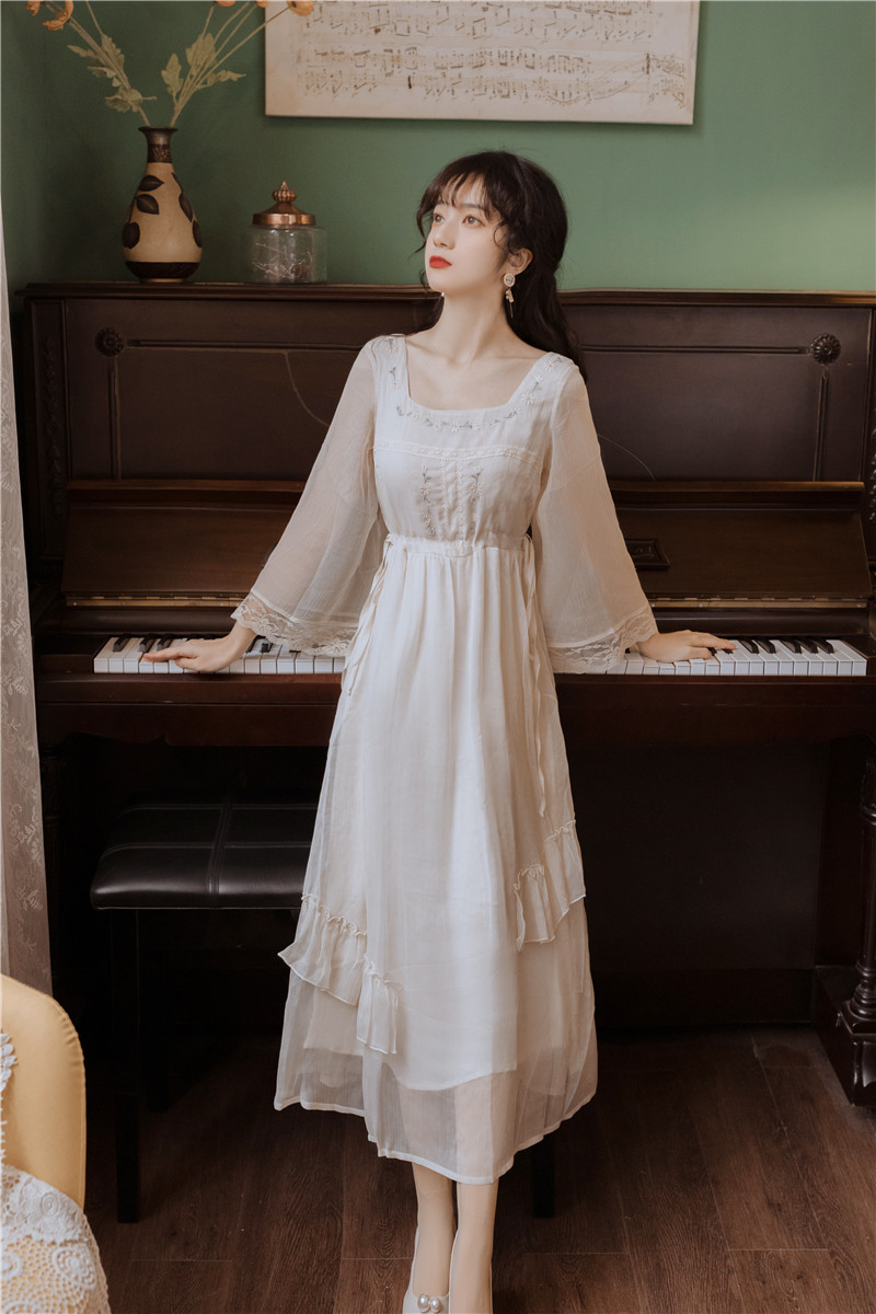 2022春文艺复古仙女刺绣气质方领飘逸连衣裙优雅女神显瘦度假长裙