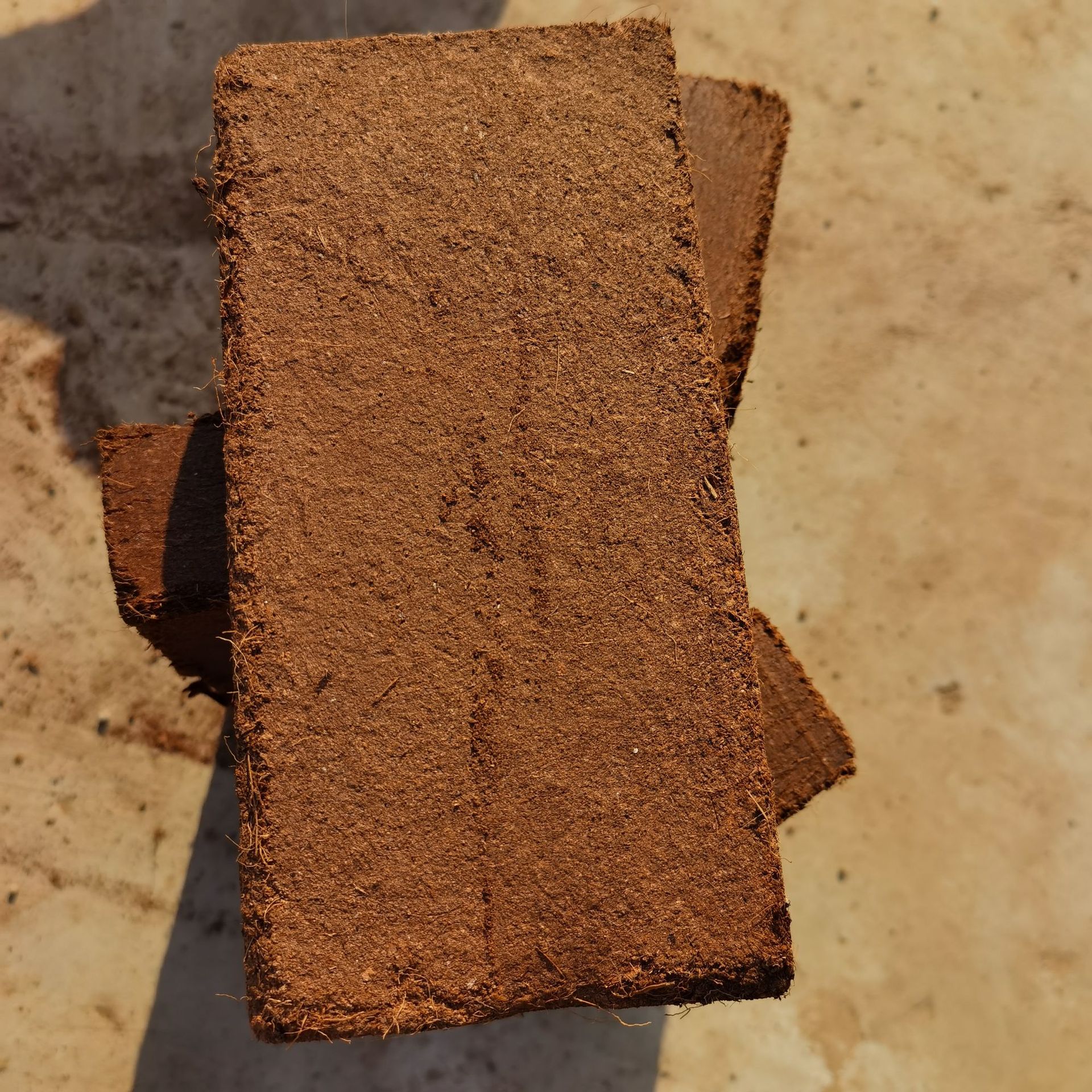 批发压缩小椰砖花卉育苗基蔬菜营养土改良土壤爬宠垫材低盐椰砖