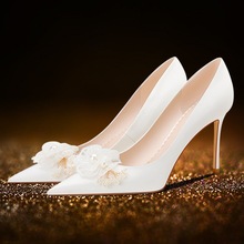 婚鞋女2024年新款米白色绸缎高跟婚鞋女花朵主婚纱新娘鞋细跟单鞋