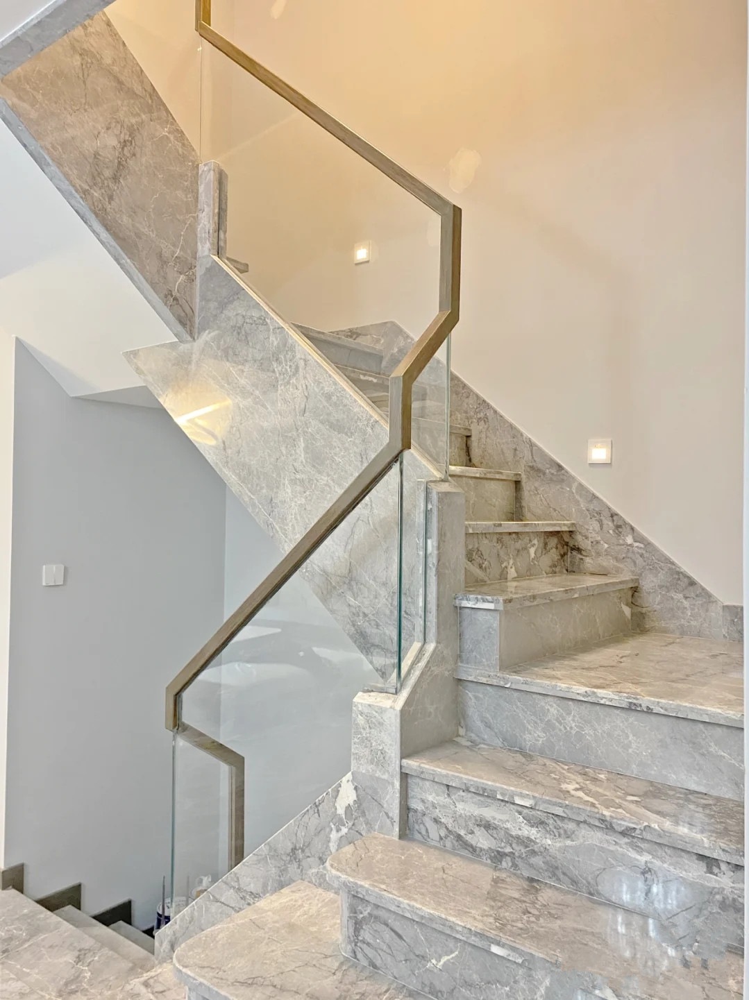 大理石楼梯踏步 别墅复式楼岩板梯步现代轻奢台阶防滑人造石