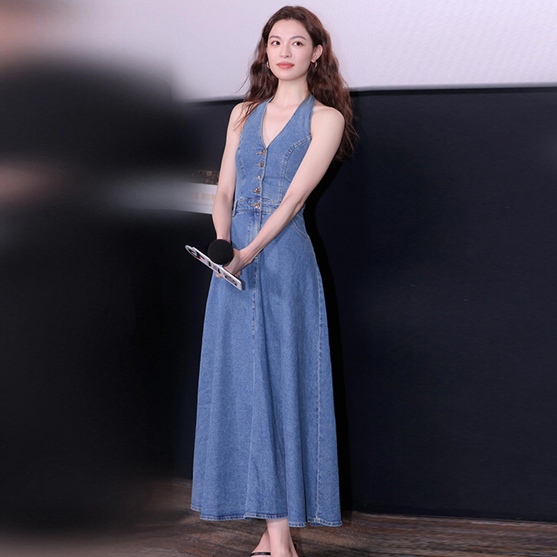 【预售】钟楚曦明星同款蓝色挂脖无袖修身牛仔连衣裙2024夏季新款