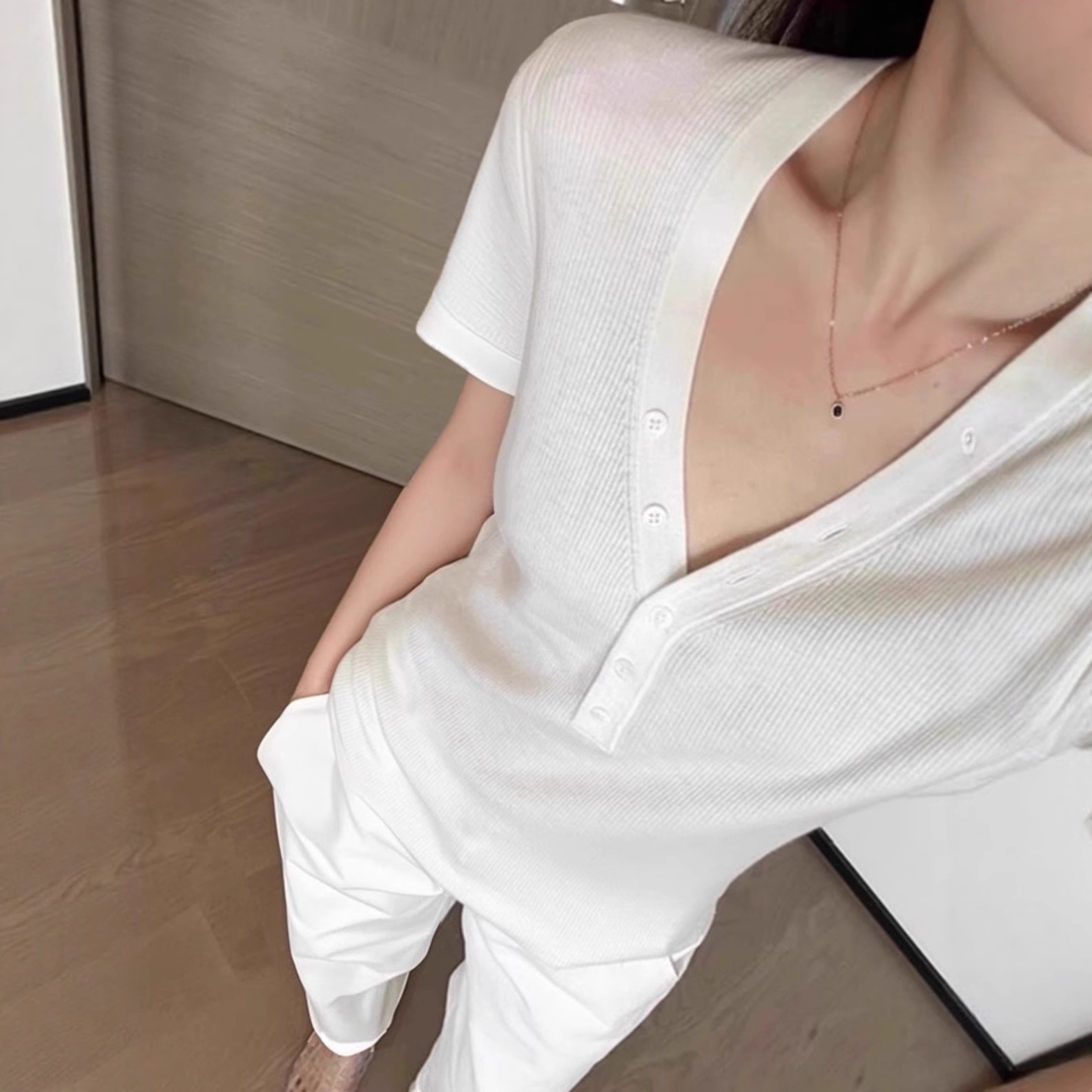 老钱风穿搭白色v领短袖上衣女2025夏季高级感修身低领冰丝针织t恤