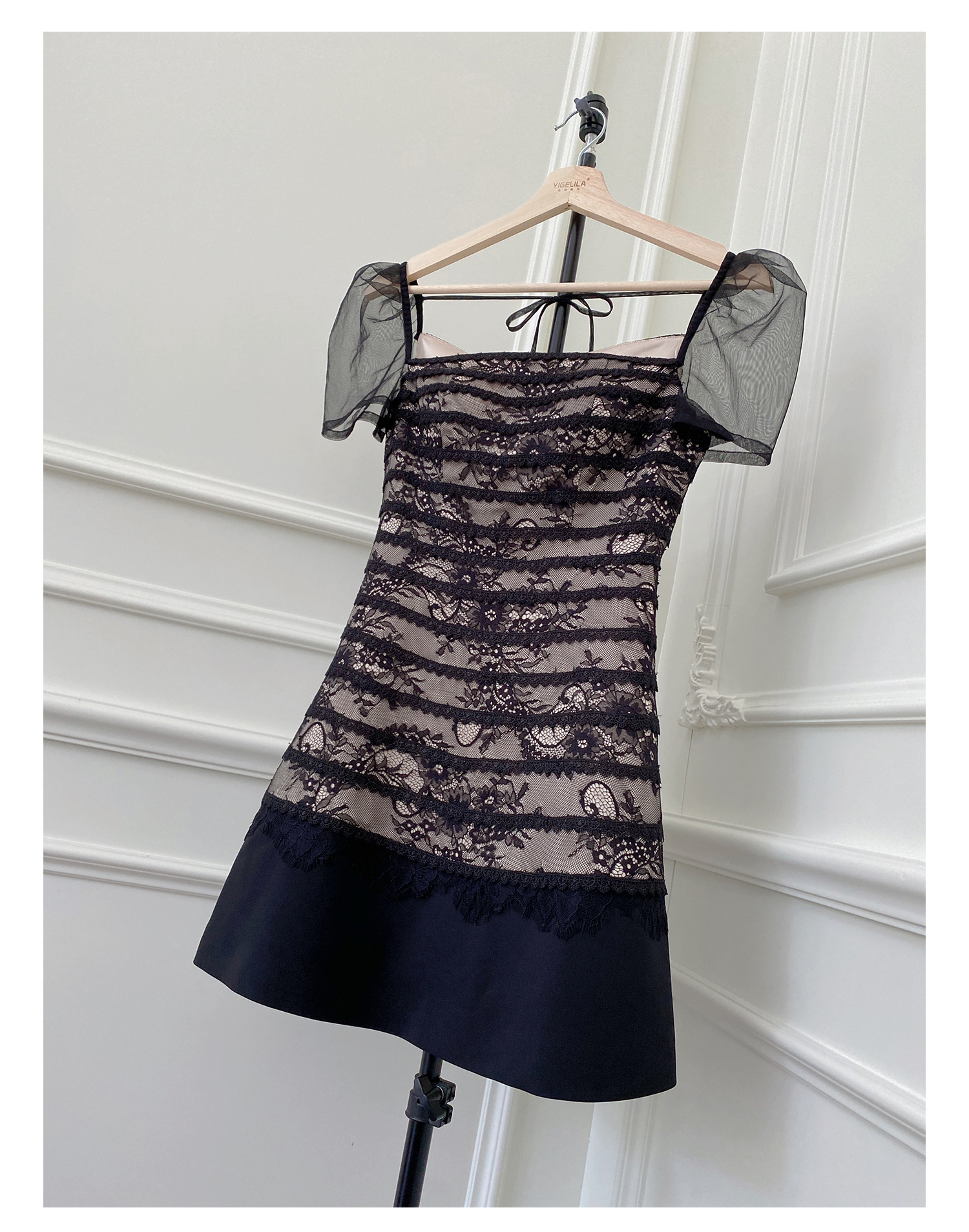 复古气质方领露背绑带泡泡袖显瘦修身减龄蕾丝花纹连衣裙女 66880