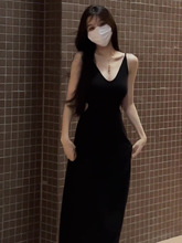 纯欲V领黑色镂空吊带连衣裙女夏季新款设计感小众收腰显瘦长裙子