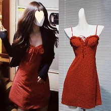 设计感复古法式红色龙年碎花吊带连衣裙子2024秋季新款过新年战袍