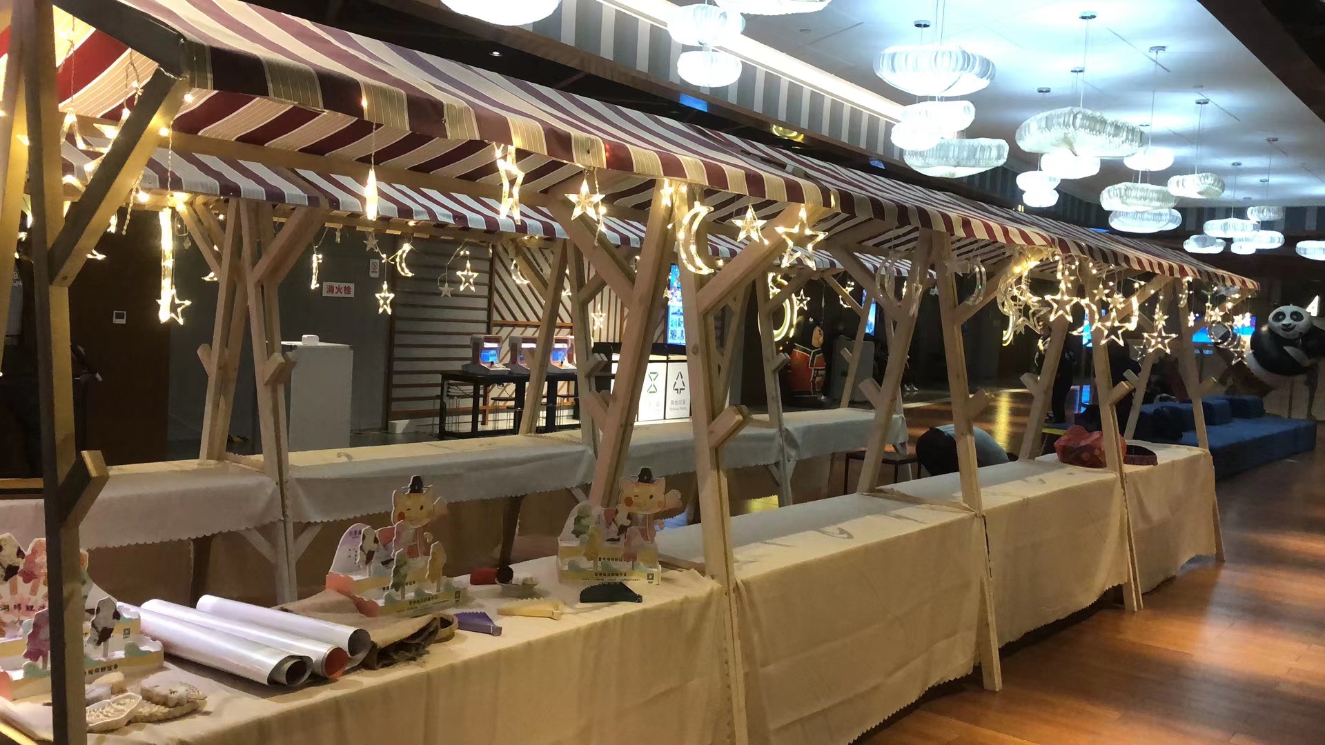 集市摊位 防腐木夜市摆摊移动摊位可折叠 布艺美食摊位活动展示架