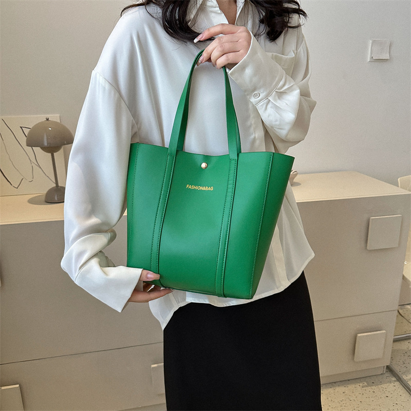 European and American Large Capacity Exquisite Women's Bag 2023 Summer New Lightweight Simple Tote Bag Retro Fashion Shoulder Bag