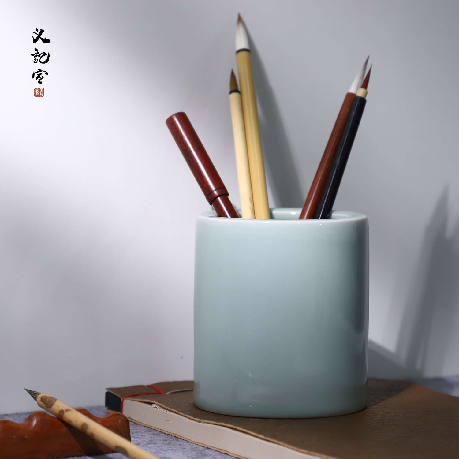 【】汝窑陶瓷笔筒 景德镇龙泉青花复古简约风 粉青梅子青冰裂办公