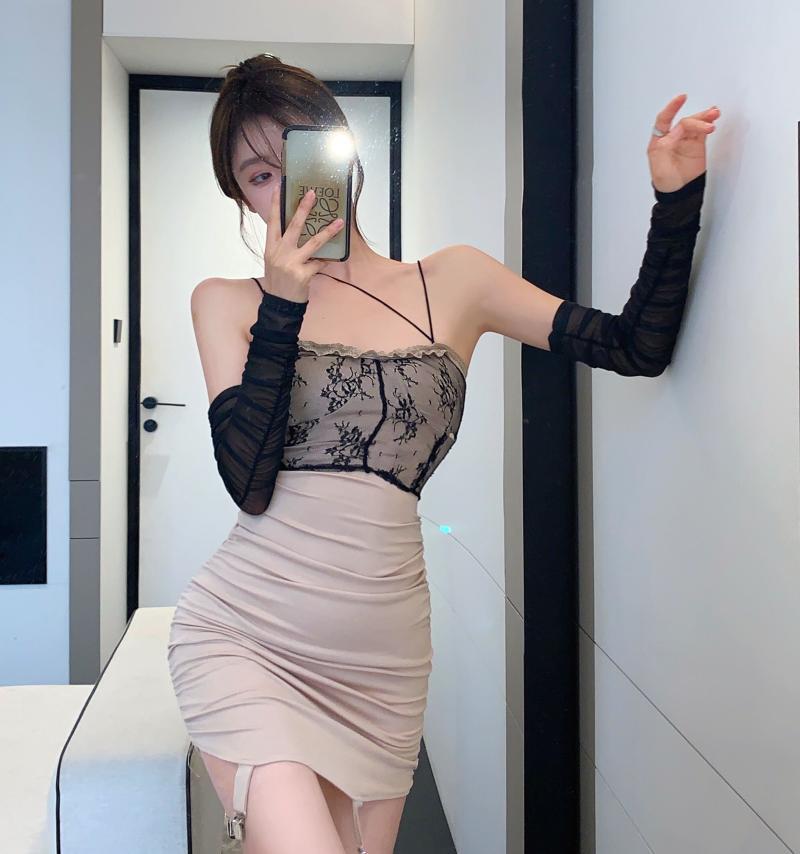 2022春夏款时尚网红风小众设计感蕾丝纯欲辣妹性感吊带连衣裙女潮