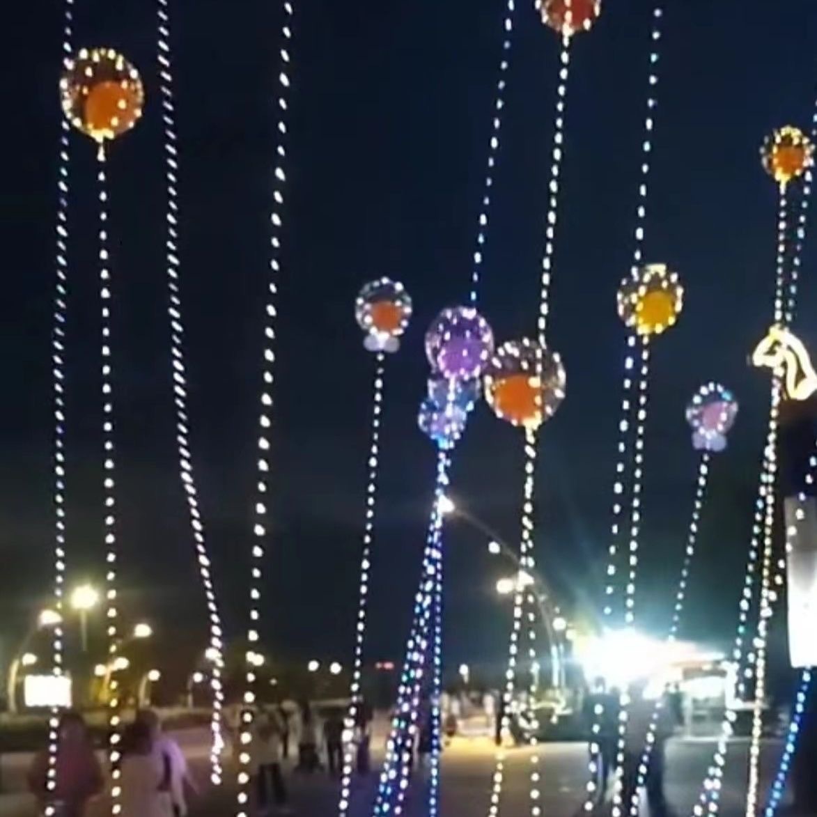 网红飞天发光波波球夜市彩灯气球批发飞天娃娃飘空气球-阿里巴巴