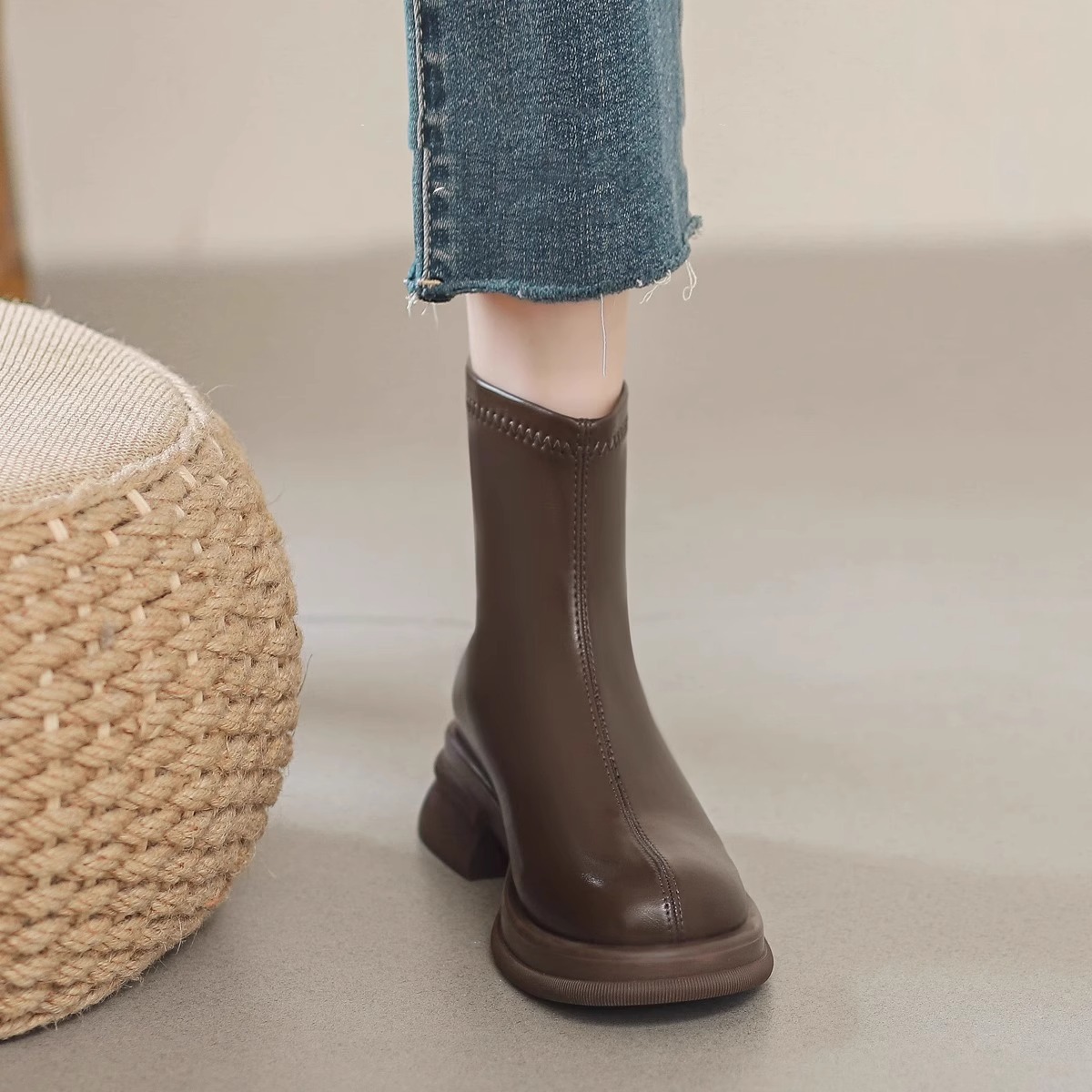 弹力厚底短靴女2024秋冬新款英伦风马丁靴后拉链瘦瘦棕色超火女靴