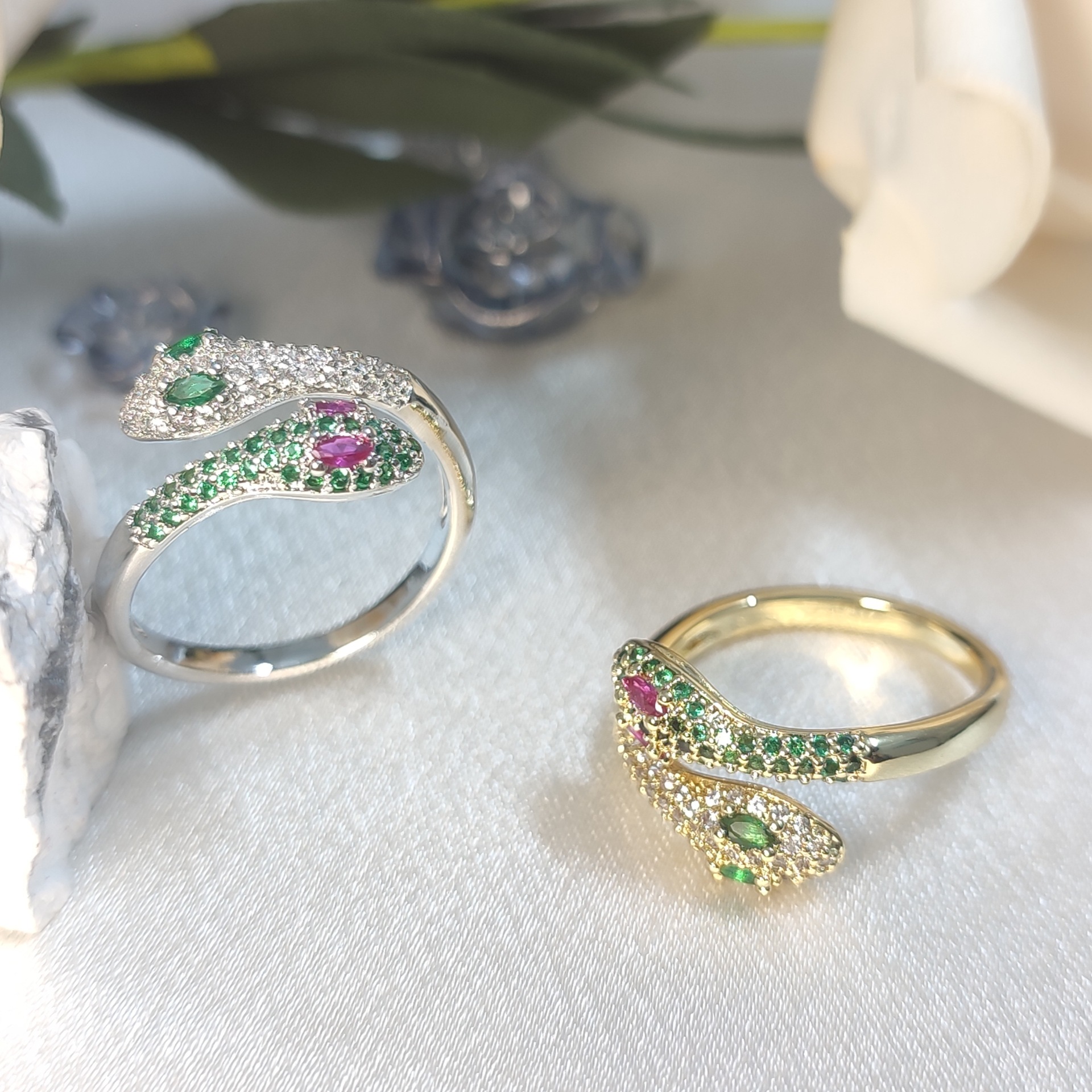 欧美轻奢绿眼双头蛇形彩色镶锆石设计个性冷淡开口食指环戒指批发