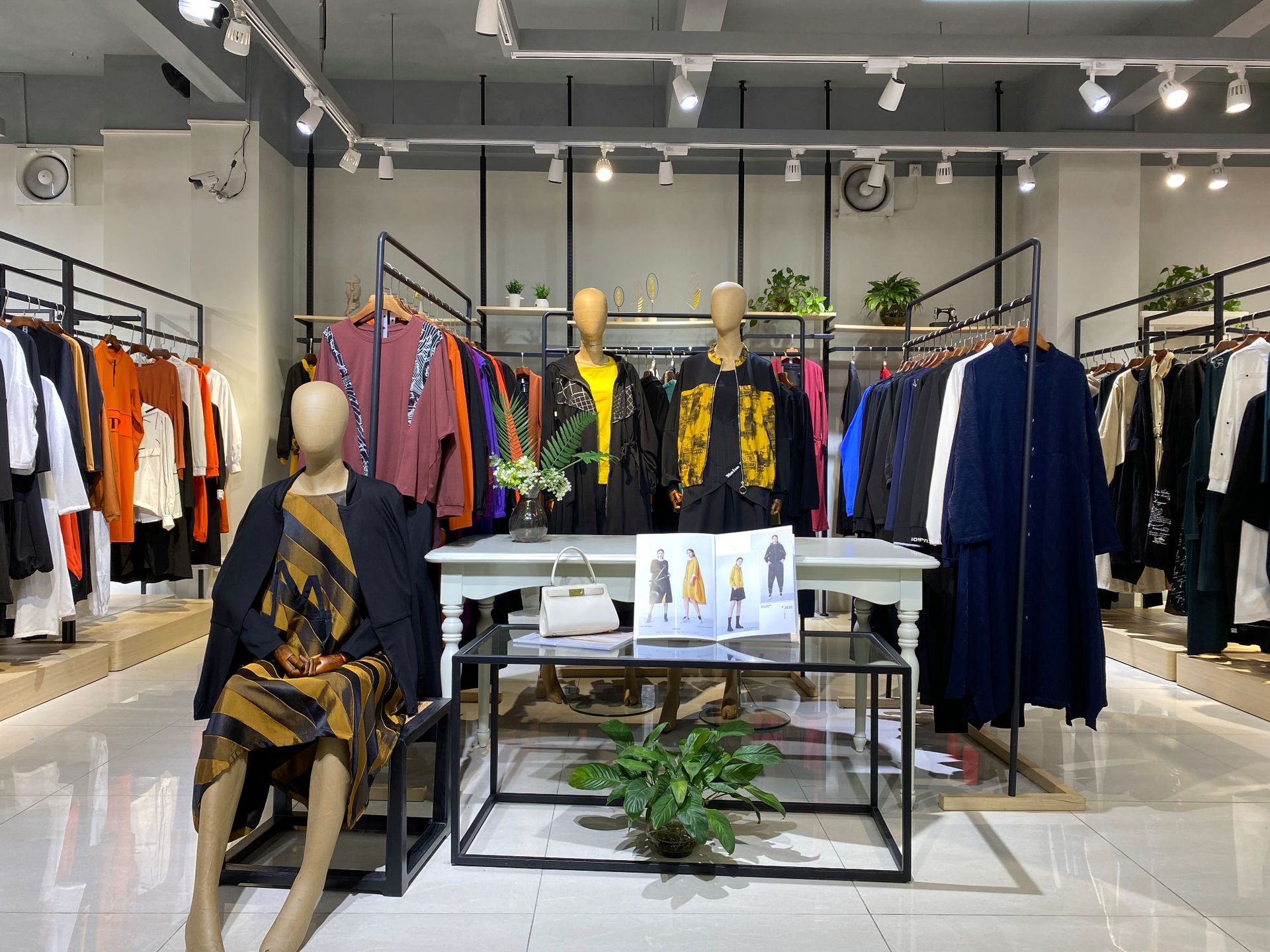 广州设计师品牌红咖色春装货源 休闲棉麻均码大版型女装折扣
