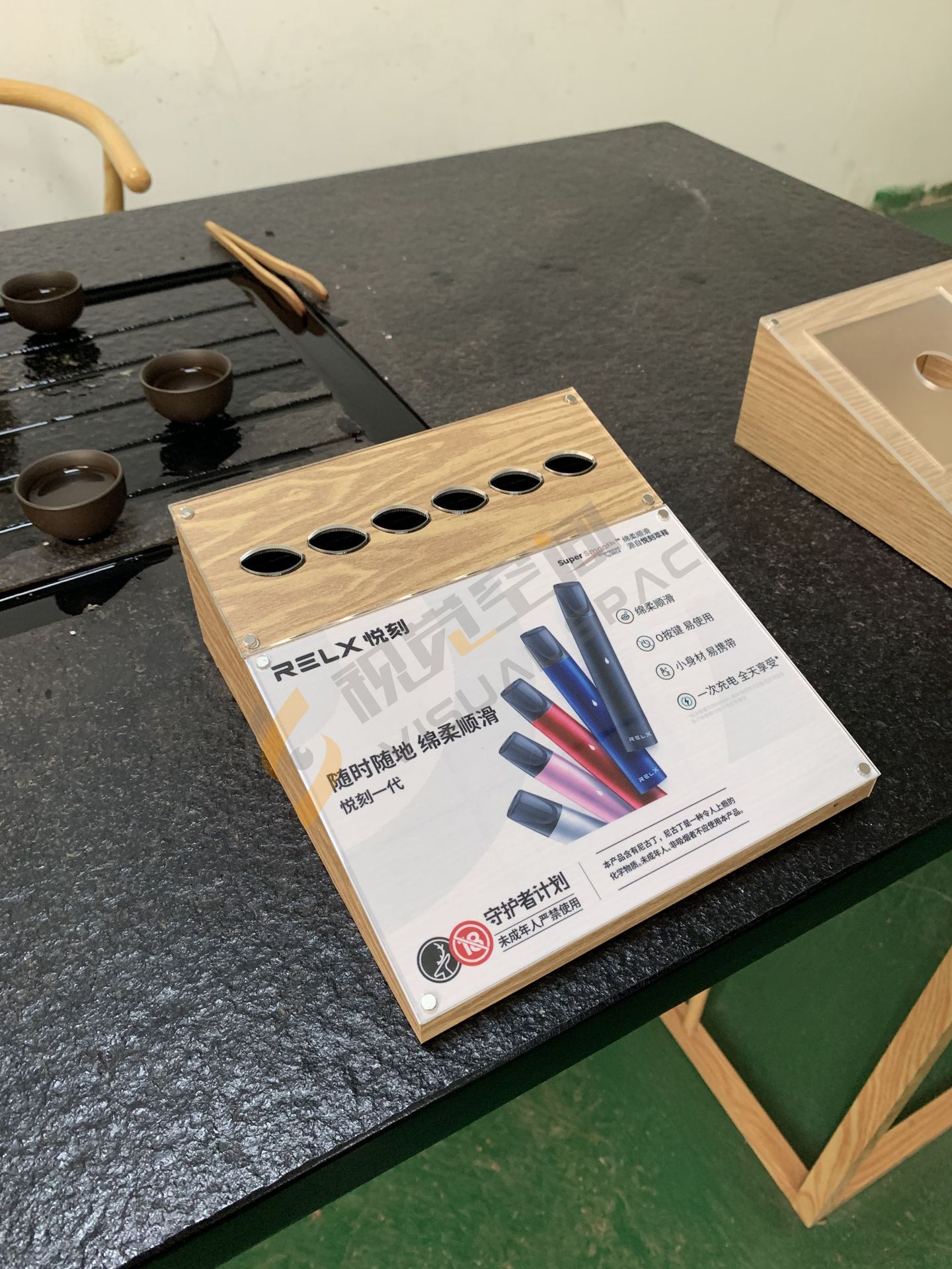 悦刻柚子西素魔笛飞喜微珀电子雾化棒烟亚克力木纹展示架定制