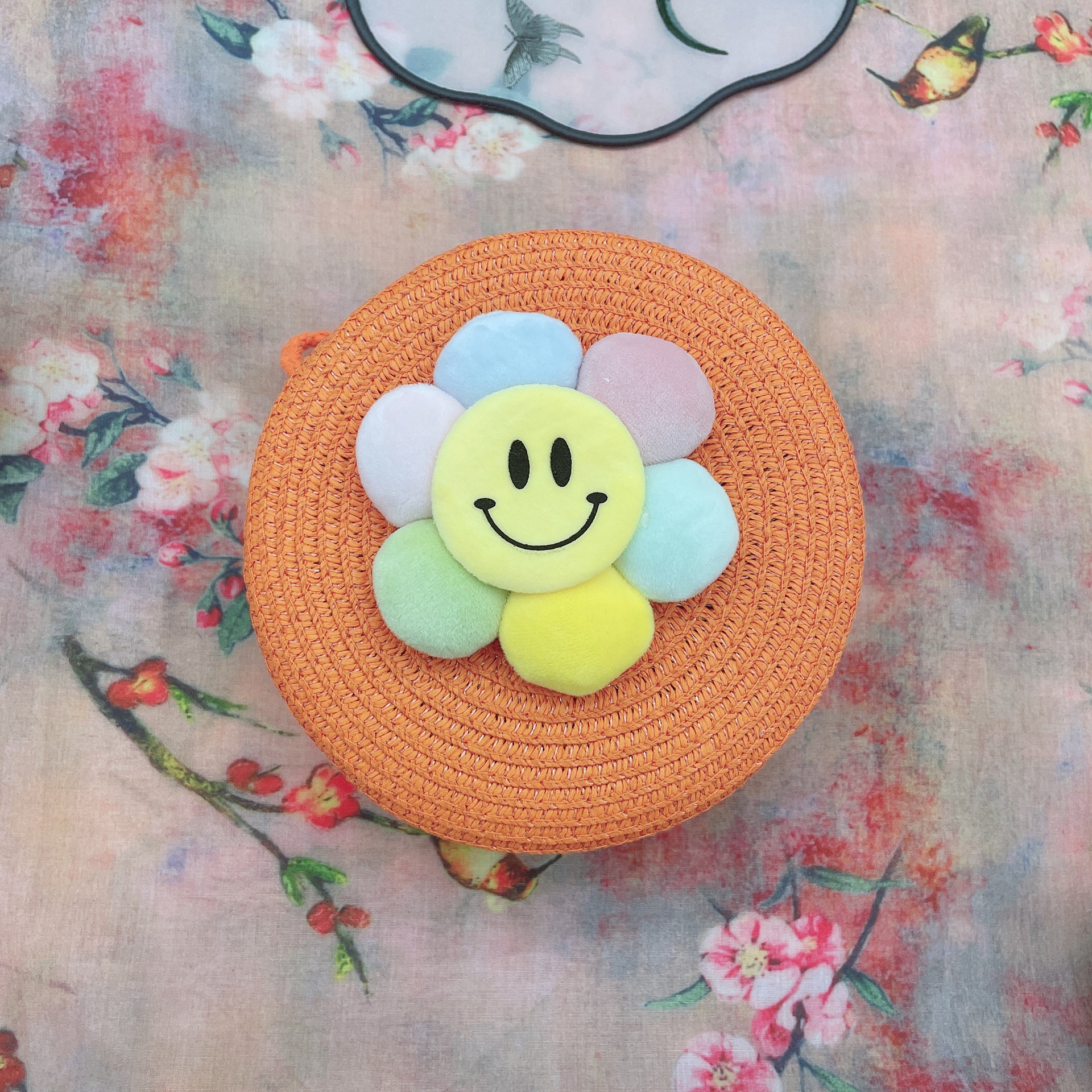 Straw Bag Smiley Flower Big round Bag Fashion Hand-Woven Bag Simple Cute Seaside Beach Bag Messenger Bag Wholesale