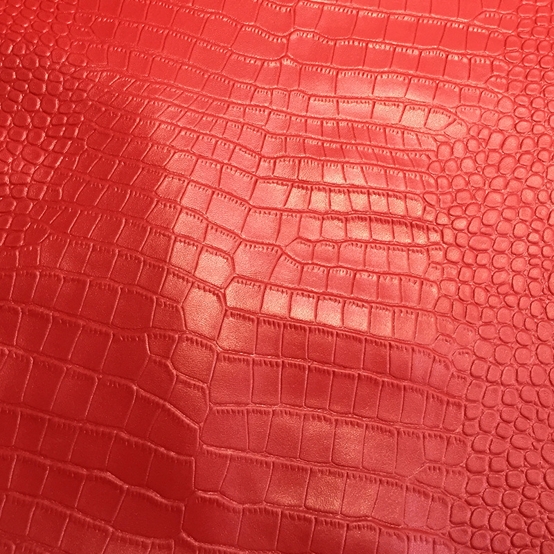 常规真皮有孔洞,生长纹,刀伤,烙印,颈纹为正常现象,开料较大,有特殊