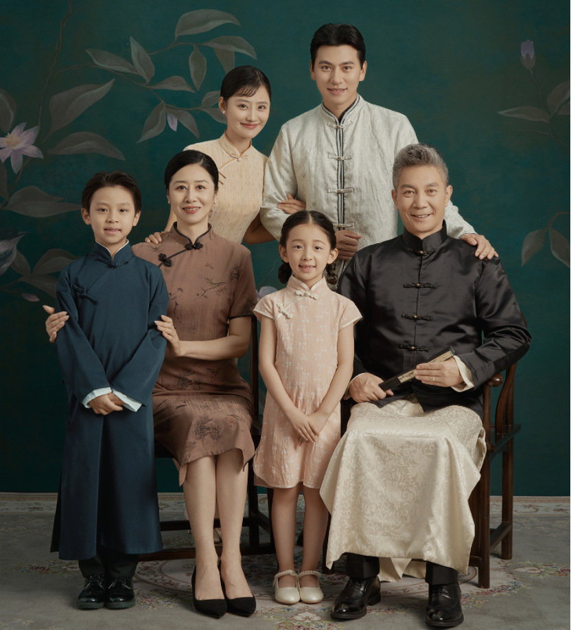 2023年影楼新款全家福亲子装摄影服装一家六口中式民国风写真服饰