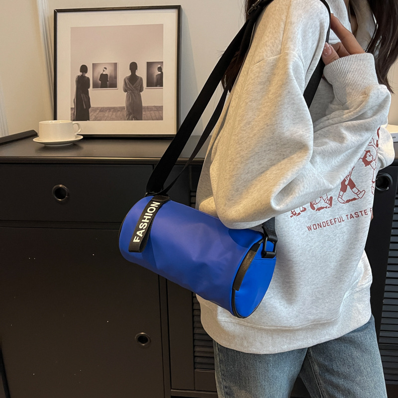 牛津布圆筒包女小包2024新款时尚通勤包运动斜挎包休闲百搭单肩包