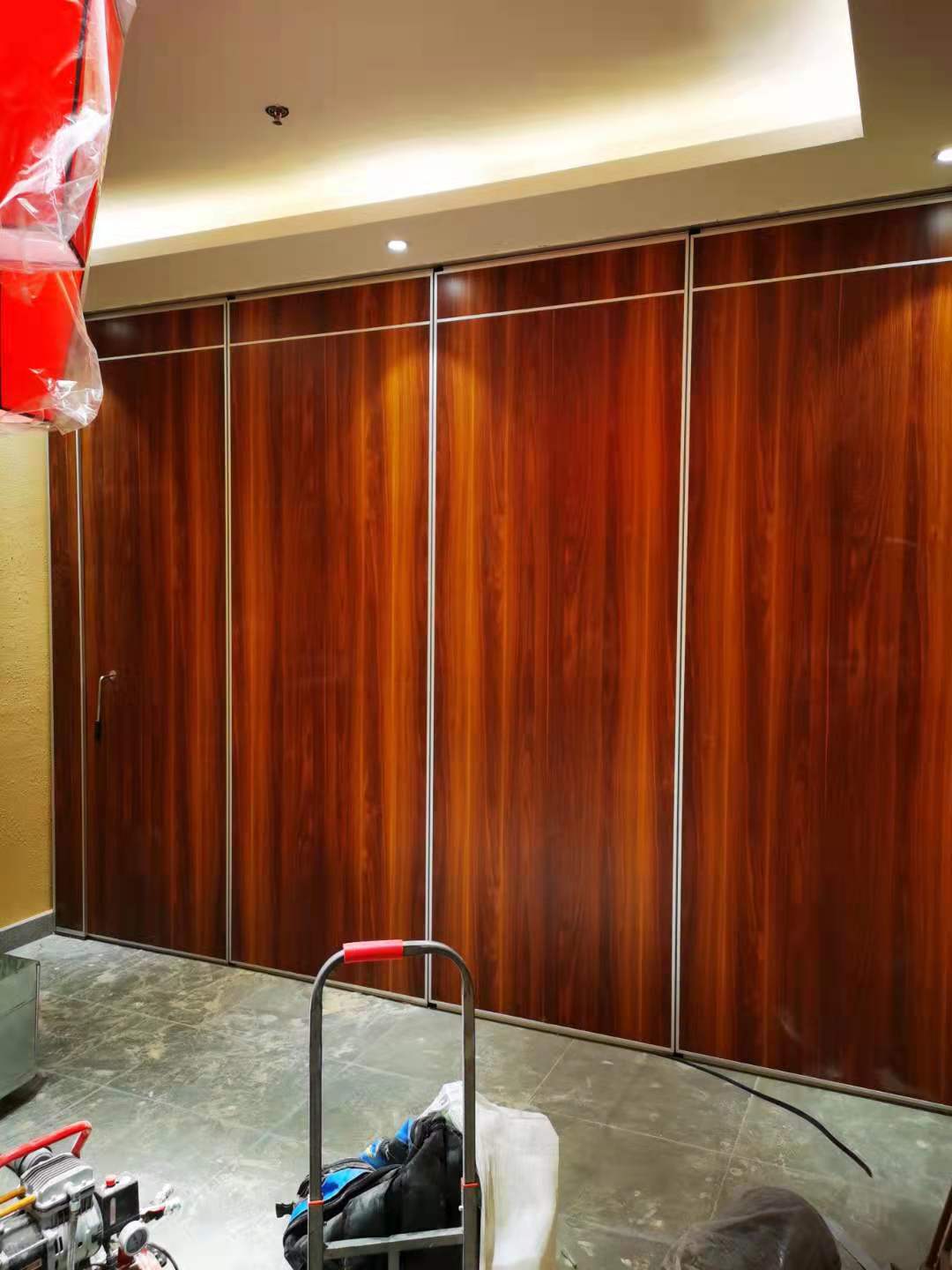 电动智能隔断酒店会议室隔断墙酒店屏风电动墙摇控开启-阿里巴巴