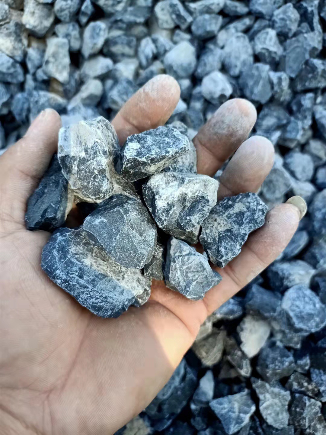 铺路用玄武岩石子 灰色修路用石灰岩 工程铺路玄武岩碎石