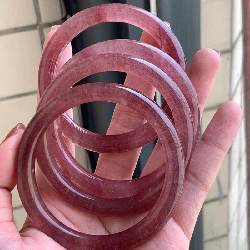 天然红草莓晶手镯通透宽版红色水晶手镯女款小众饰品镯子冰种手环