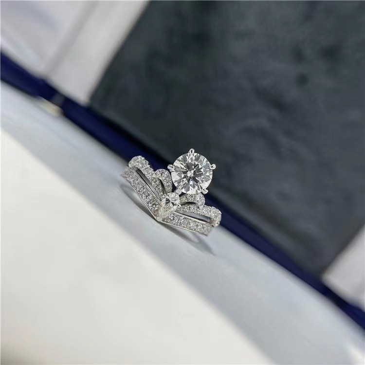 为爱加冠angelababy皇冠初旭一克拉仿莫桑钻戒仿真订婚结婚戒指