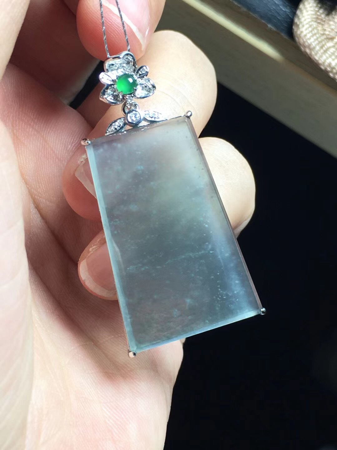 天然a货翡翠高冰种透蓝色木那雪花棉平安无事牌18k金镶玉女款珠宝