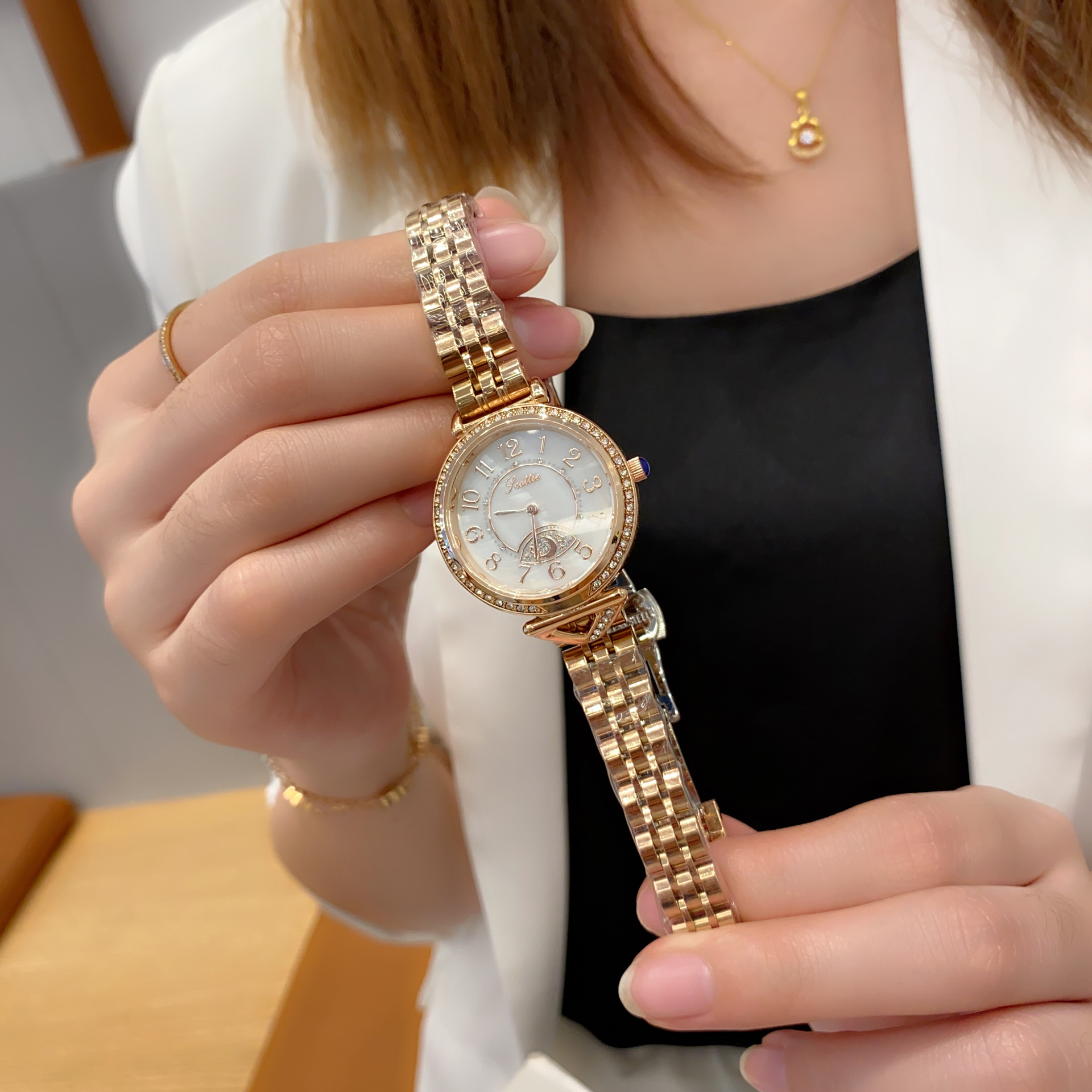 镶钻表女表时尚手表女方形石英手表大盘韩版女士手表防水