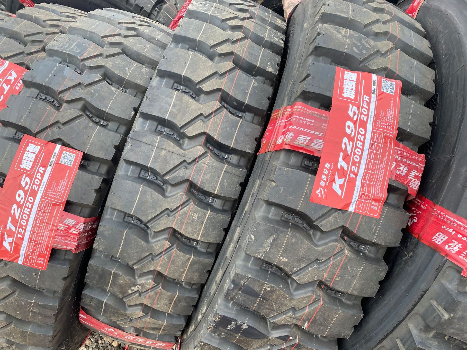 沙驼217四块 1200r20重载百吨王轮胎 沙驼雪莲轮胎 安驰 路鳌轮胎